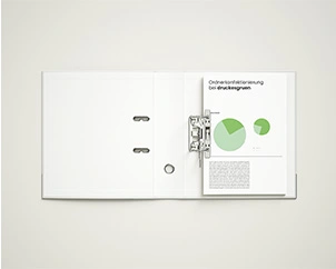 Geöffneter Aktenordner mit Inhalt 