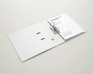 Geöffneter Aktenordner mit Inhalt 